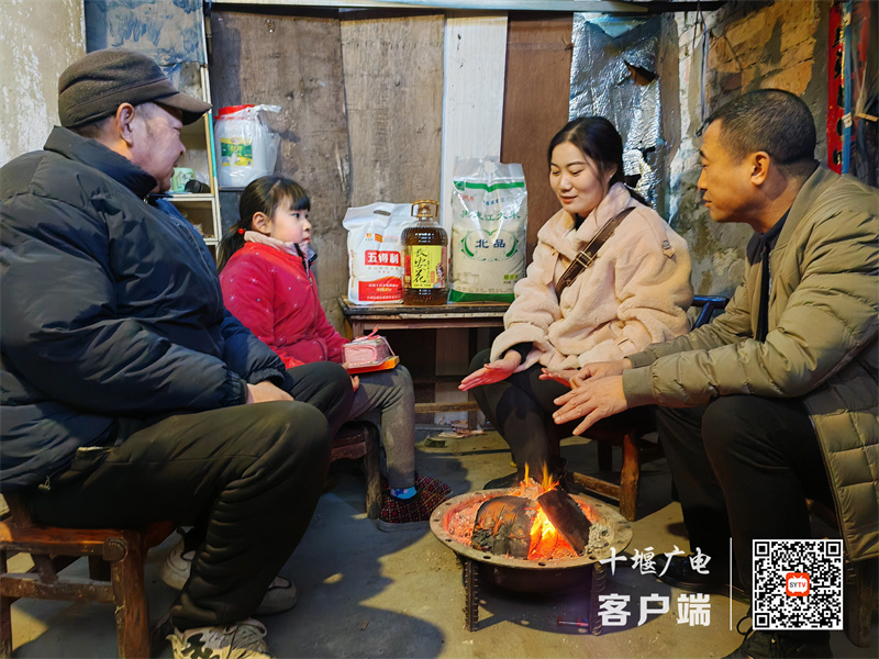李校长（右一）_副本