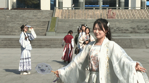 青春激昂 活力绽放！我市高校堰马拉拉队积极排练服务大赛2024491732244