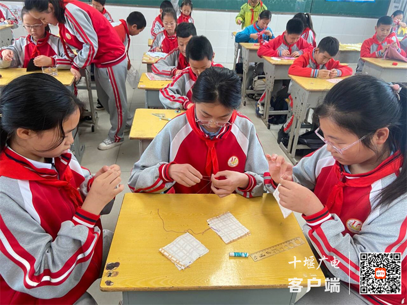 十堰市东风40学校开展劳动美缝沙包活动照片 (1)_副本