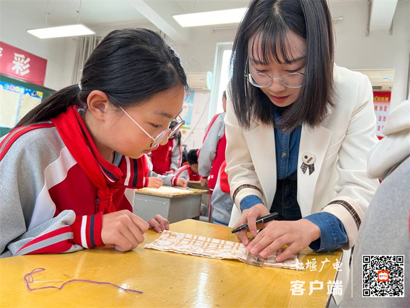 十堰市东风40学校开展劳动美缝沙包活动照片 (2)_副本