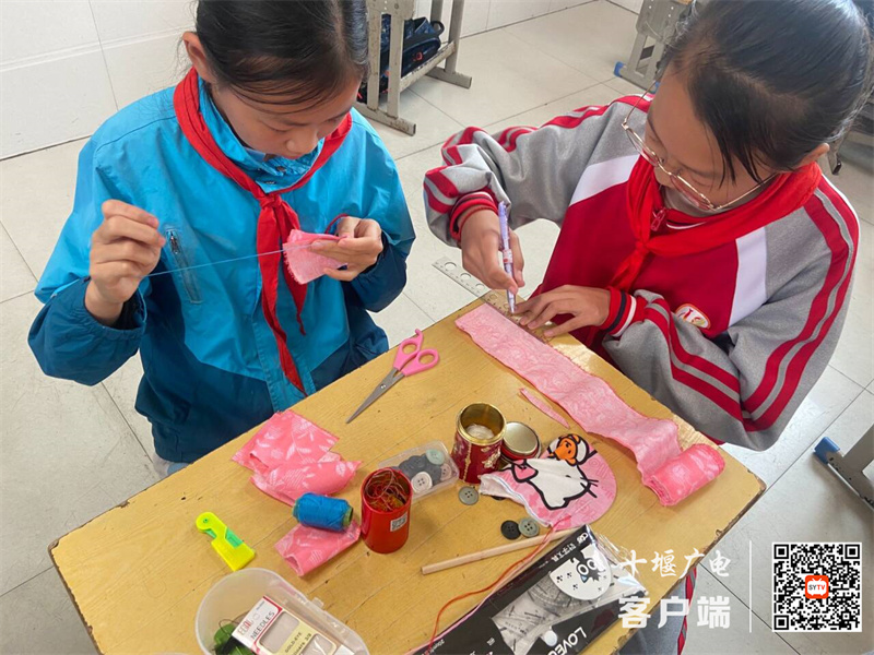十堰市东风40学校开展劳动美缝沙包活动照片 (3)_副本