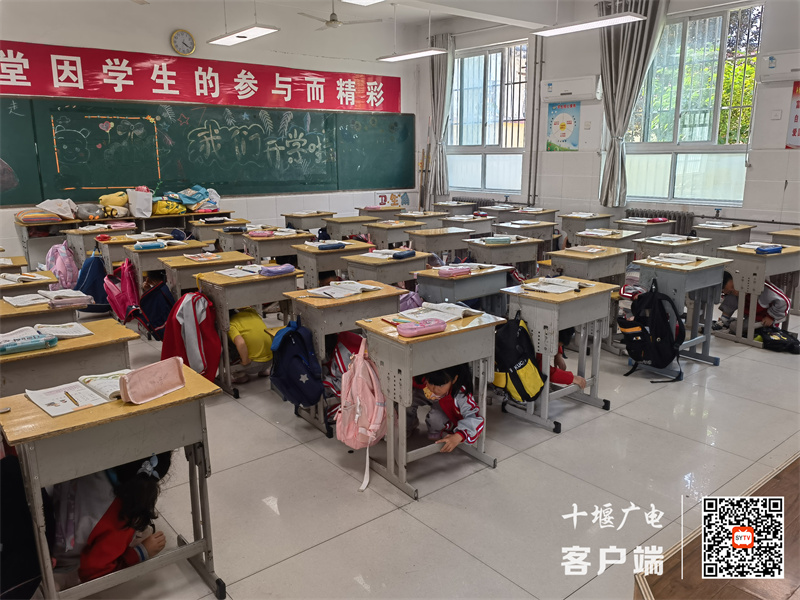 十堰市东风40学校防灾减灾 应急疏散演练 (1)
