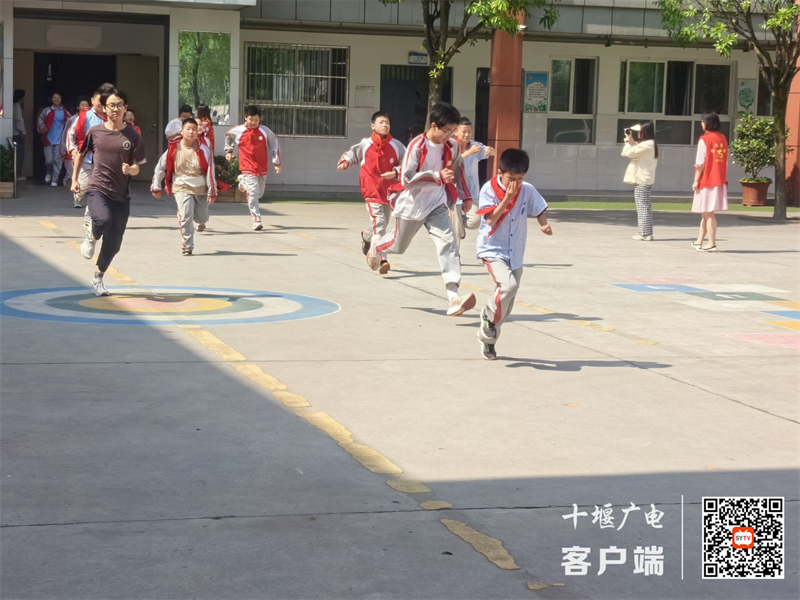 十堰市东风40学校防灾减灾 应急疏散演练 (1)