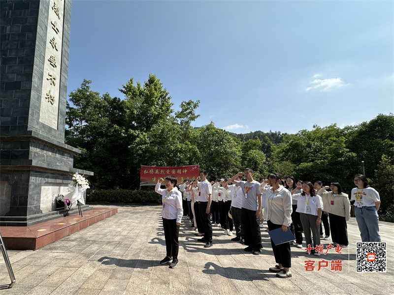 1、图为党校2024年群团班学员重温入党誓词 (1)