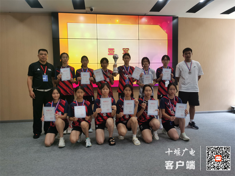 3.女子排球队获亚军