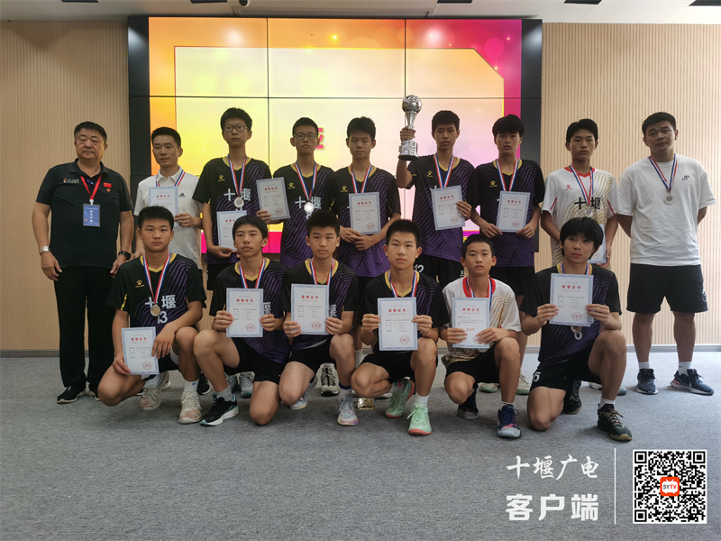 2.男子排球队获亚军