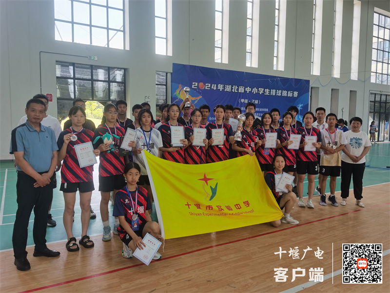 1.校领导与排球队员们赛后合影