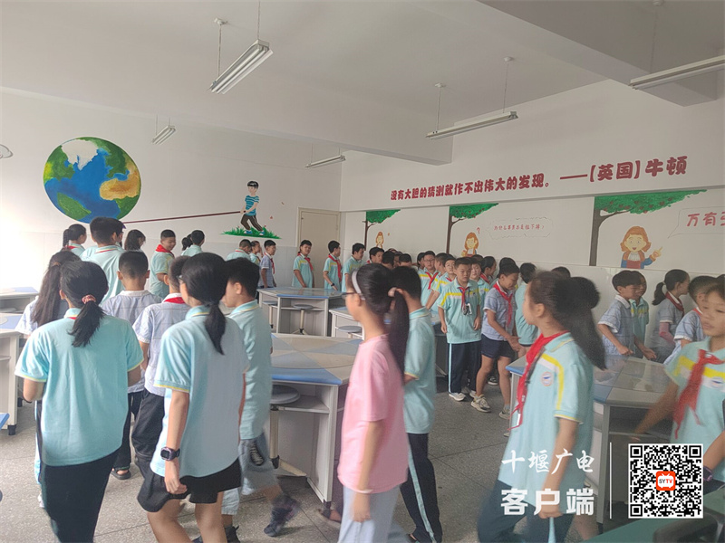 参观科学实验室_副本