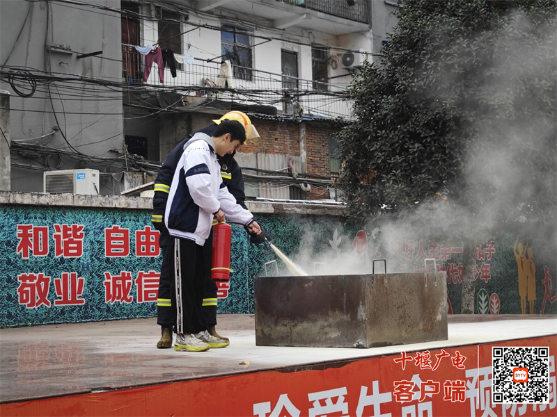 2024.11.7 十堰市东风铁路学校开展消防进校园活动 (7)_副本