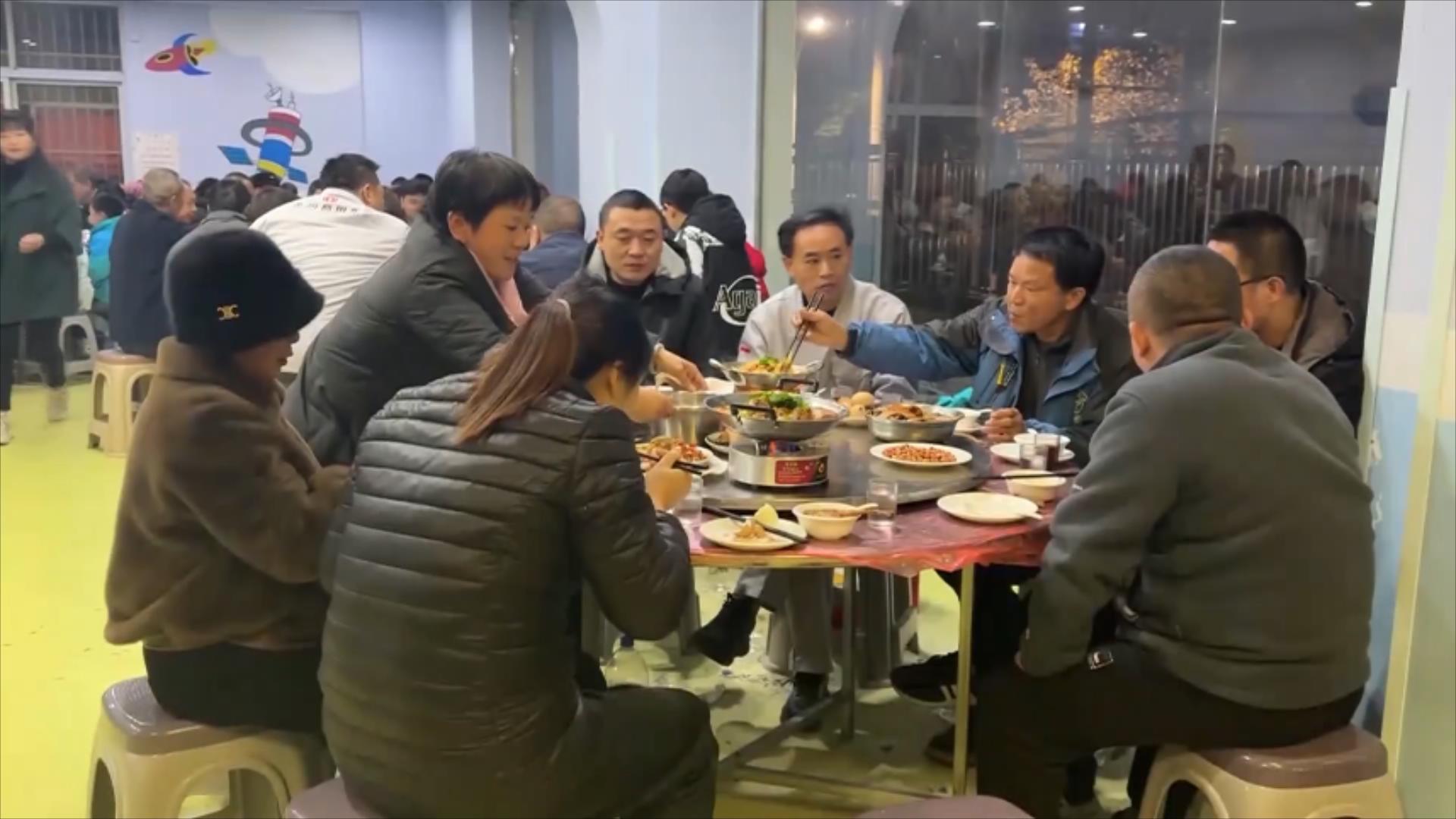 333小区百家宴   “烹”出幸福味.mp4_20241203_181747474