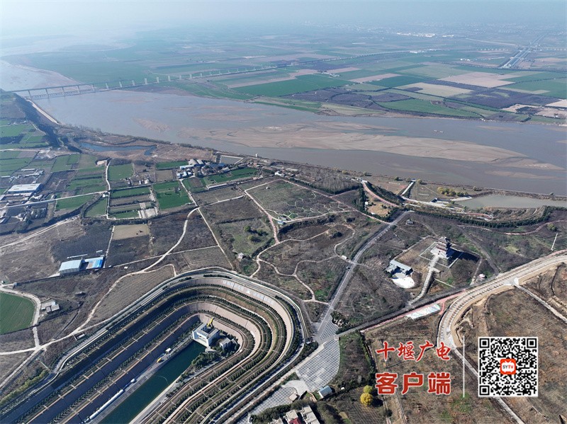 穿黄工程任务，是将中线调水从黄河南岸输送到黄河北岸，向黄河以北地区供水，同时在水量丰沛时可向黄河补水（朱江于2024年11月26日黄河南岸航拍）