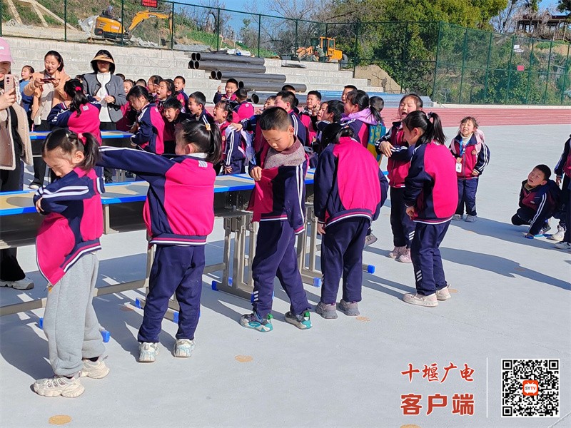 穿校服
