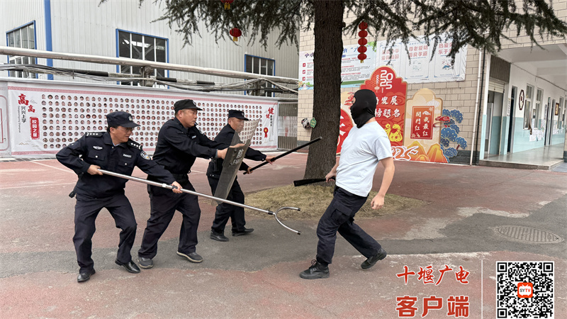 2025.3.27 十堰市东风铁路学校开展反恐安全演练活动 (1)_副本
