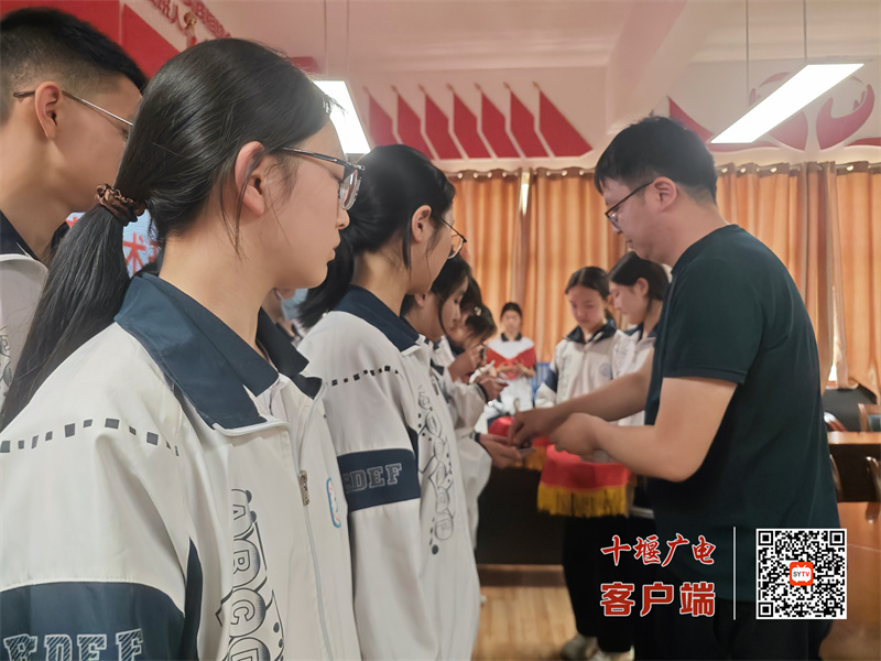 2025.5.8 十堰市东风铁路学校开展离队入团活动 (3)
