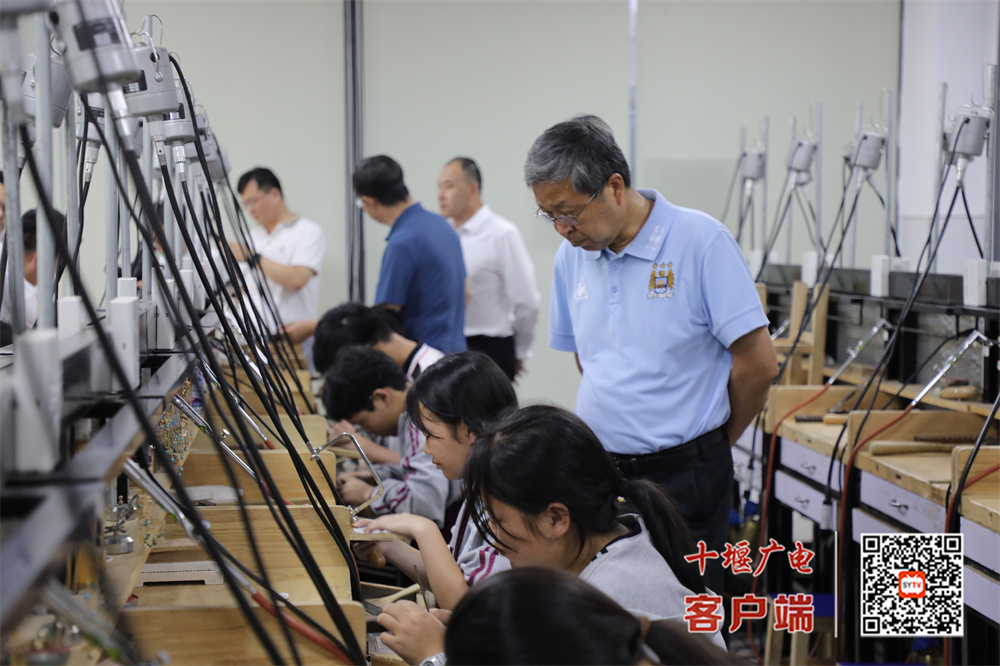 考察团一行到竹山绿松石产业学院观摩1