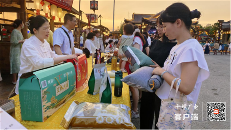 丹江口市中医院：健康夜市点亮夏夜，中医服务融入百姓生活468
