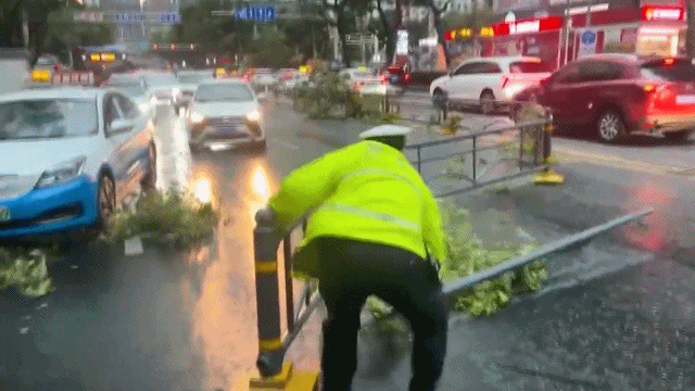 应对雷暴大风天气十堰交警紧急清障保畅通2025771913282