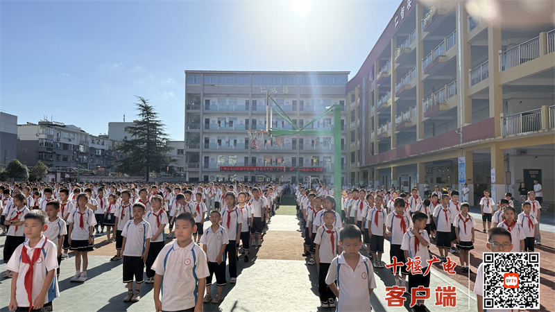 2025年9月1日，十堰市东风铁路学校开展了秋季学期开学典礼，法制副校长开展法治进校园宣讲，学生代表讲述红色经典故事，校领导为优胜班级颁发锦旗，勉励同学们在新的学期里心怀目标、奋发有为，争做新时代好少年 (4)_副本