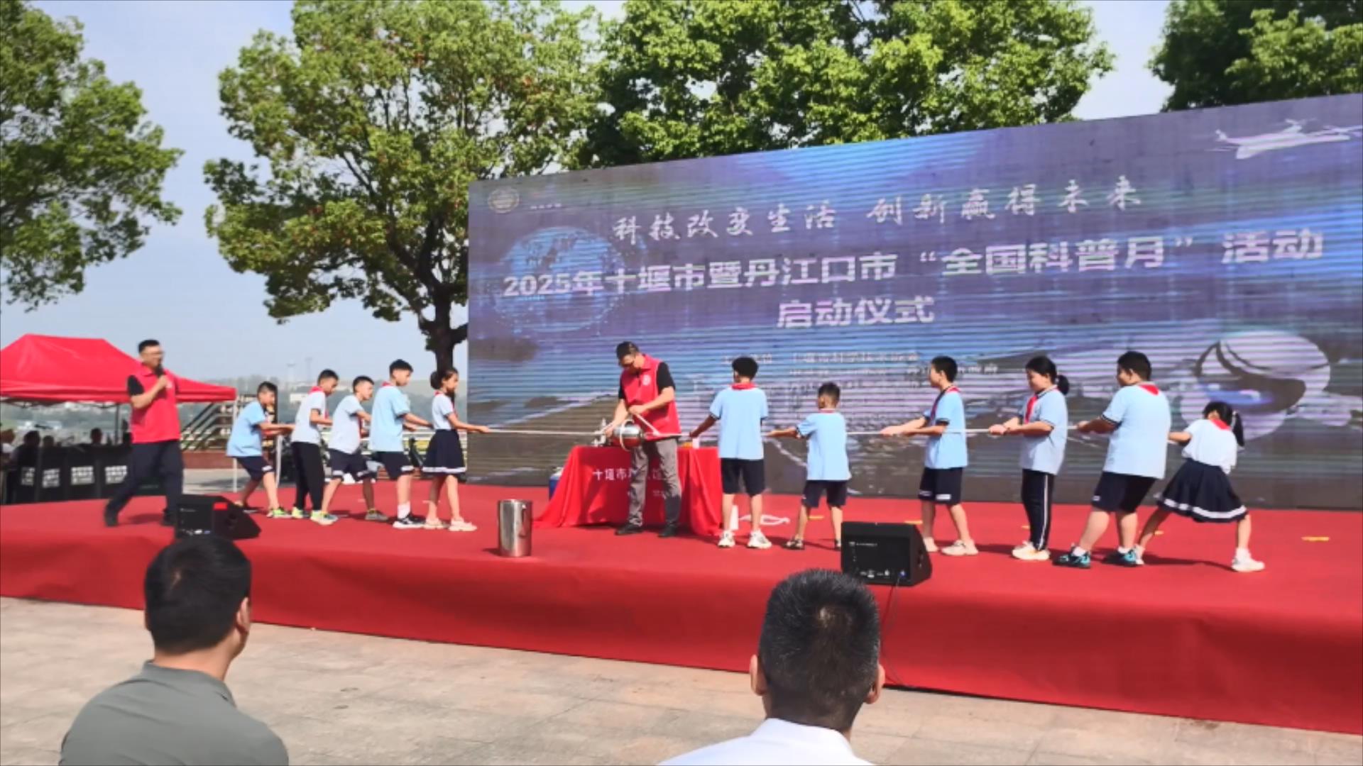 趣味互动  市民近距离感受科学独特魅力.mp4_20250902_192549786