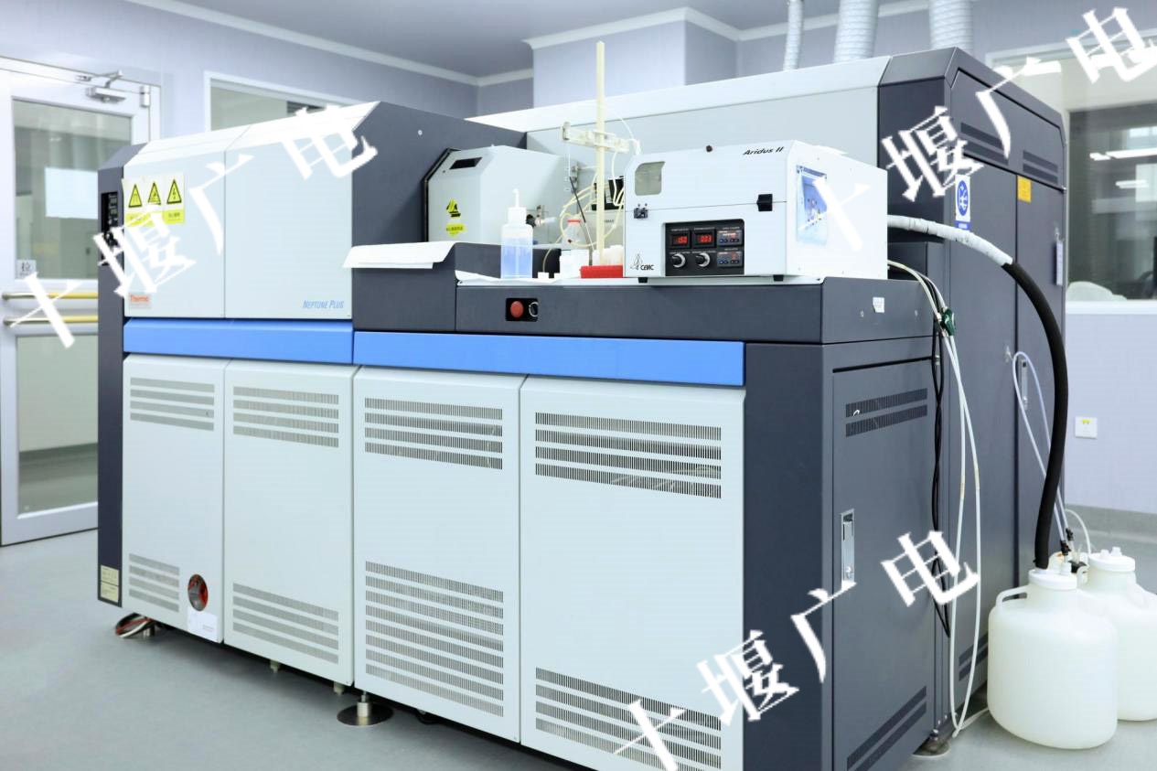 在西安交通大学全球环境变化研究院同位素实验室完成了恐龙蛋组分矿物年龄测定。该实验室长期致力于全球气候和环境变化研究，在碳酸盐铀铅定年技术领域处于全球领先地位。图为实验室年代学测试仪器“Neptune多接收器电感耦合等离子质谱仪（MC-ICP-MS）”