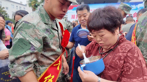 新闻特写：饺子寄深情  送儿赴军营20259161930123