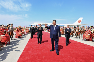 习近平率中央代表团抵达乌鲁木齐出席新疆维吾尔自治区成立70周年庆祝活动