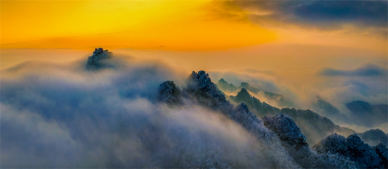 云海逐峰竞秀图（摄影：仝少飞）