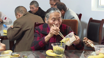 家门口吃上暖心饭 郧阳刘洞镇李家村老年食堂开伙了[00-02-44--00-02-52]