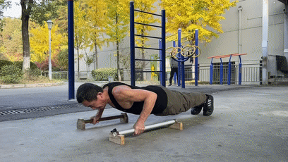 引体向上+倒挂金钩  老年人组团硬核健身[00-00-49--00-00-57]