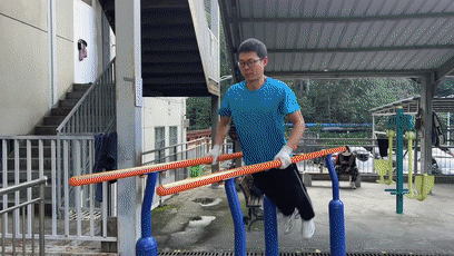 引体向上+倒挂金钩  老年人组团硬核健身[00-01-17--00-01-25]