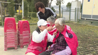 温情满重阳我市各地敬老爱老活动丰富又贴心[00-04-22--00-04-29]