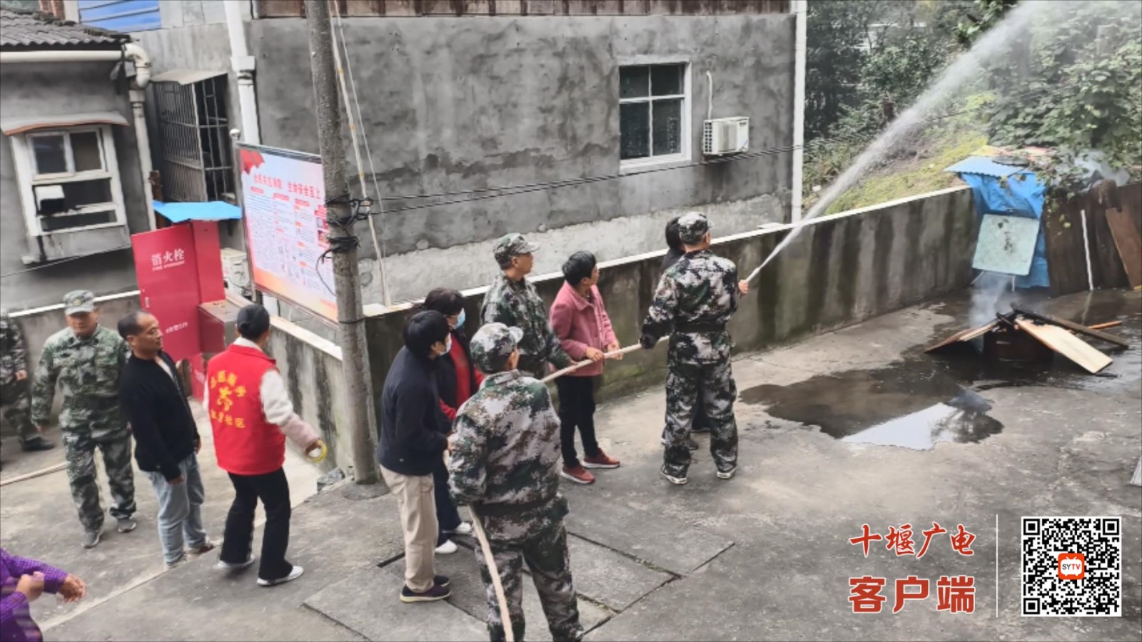 老旧巷道添“消防卫士” 实战演练筑安全防线.MPG_20251110_164027635