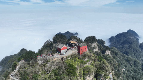 从绿茵场到紫霄宫  香港明星足球队武当山“拜师学艺”202511101839363