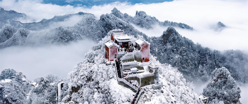 云雾缭绕峰峦秀 闵玲摄