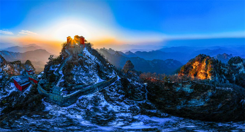 残雪凝辉 张华田摄