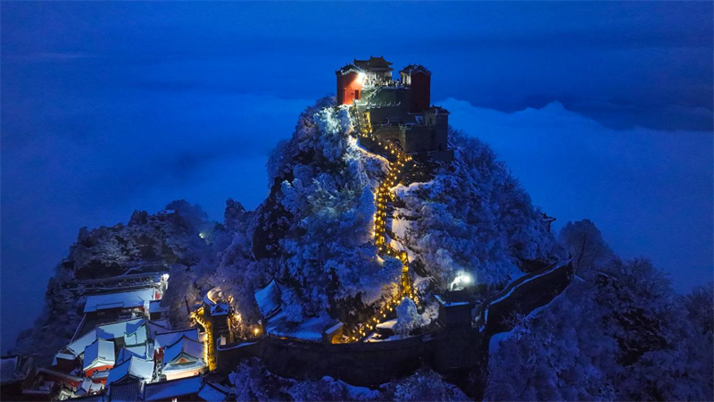 疑是银河落九天 张芸摄