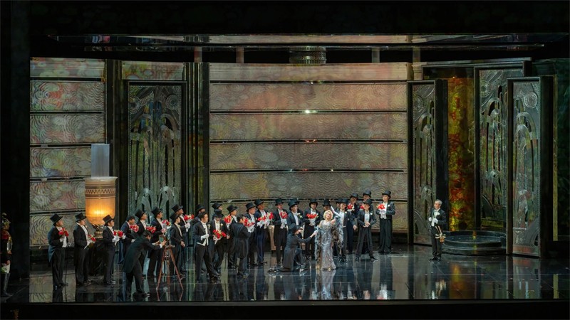 往期剧照：国家大剧院制作雷哈尔轻歌剧《风流寡妇》第一幕