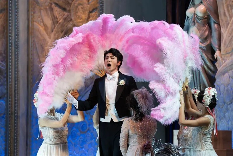 往期剧照：国家大剧院制作雷哈尔轻歌剧《风流寡妇》第二幕