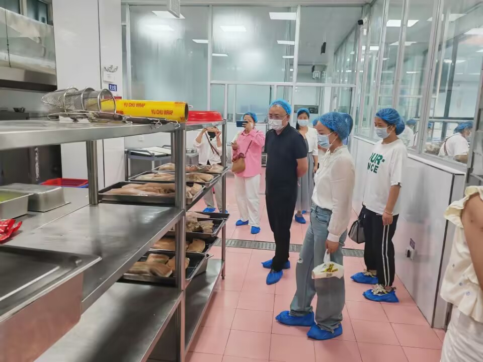 校园膳食监督家长委员会委员检查食堂