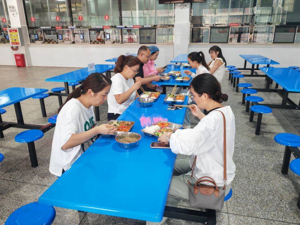 校园膳食监督家长委员会委员陪餐