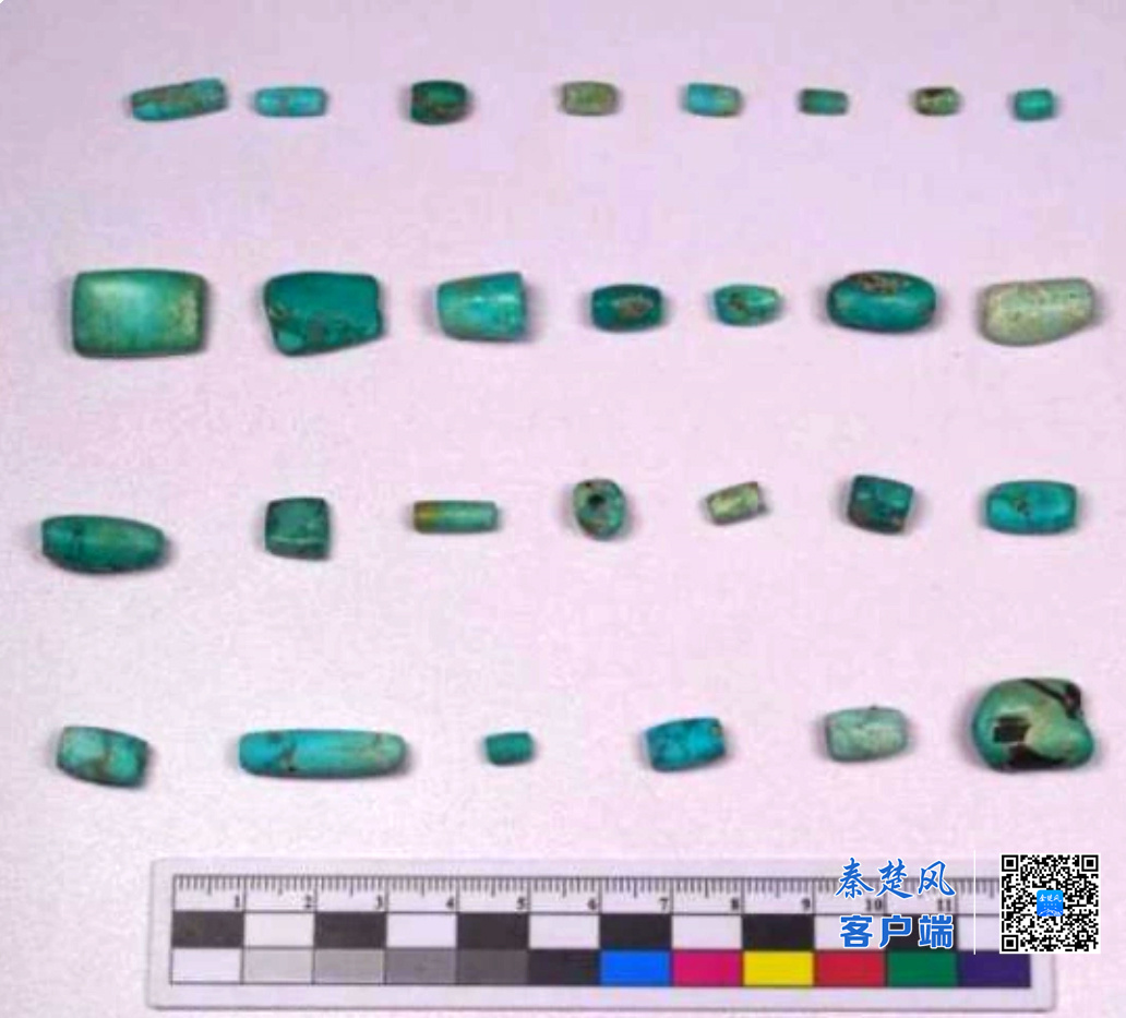 北京新宫遗址出土的28件绿松石样品。新宫遗址是北京城区内发现的唯一一处夏商时期双环壕聚落遗址，体现了多元一体文明文化融合现象。2025年，北京市考古研究院把研究目光聚焦在出土的绿松石制品