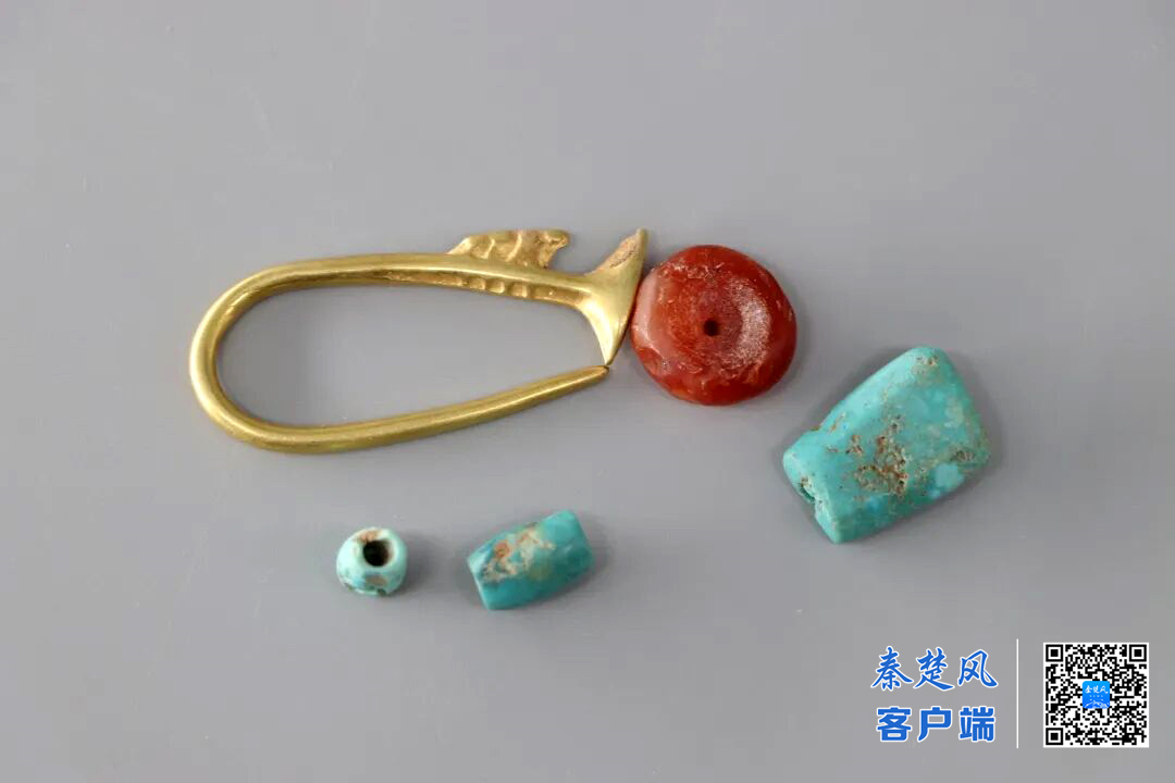 北京新宫遗址出土的绿松石、金耳环、玉石器等