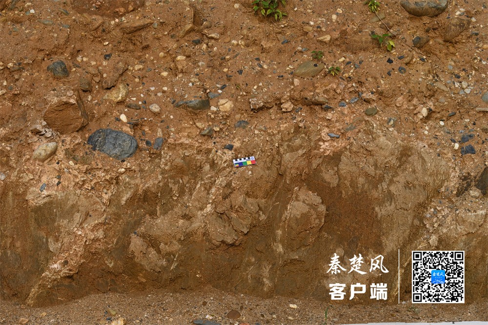 汉江古阶地沉积物直接覆盖在青龙山最古老的武当岩群之上（海拔约320米的马鞍子） (1)