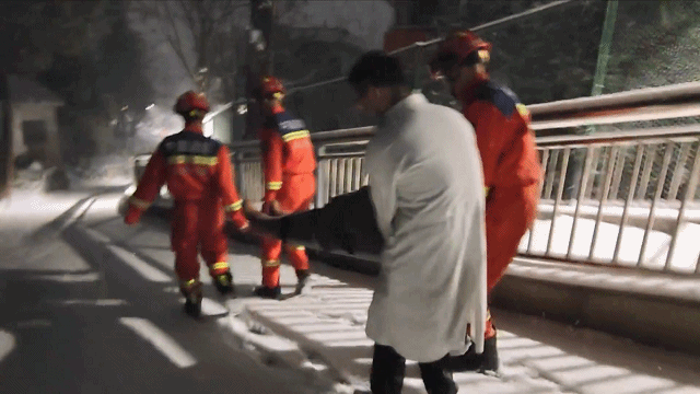 风雪夜  消防医护合力救治两名骨折伤员20261201715142