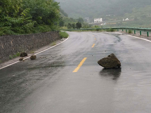 316国道出现山体落石提醒过往车辆小心慢行