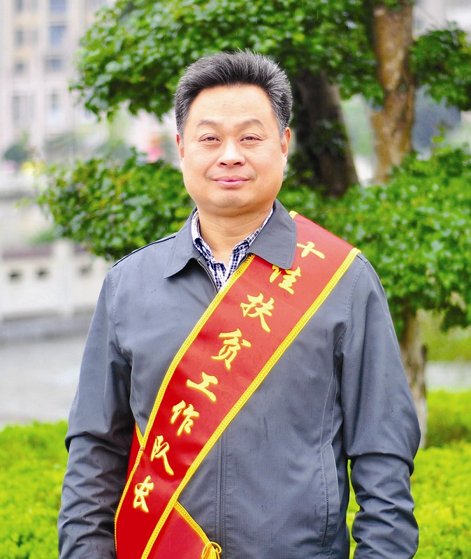 精准扶贫工作中,程荣林把群众当亲人,进村入户,查民情,解民忧,村情