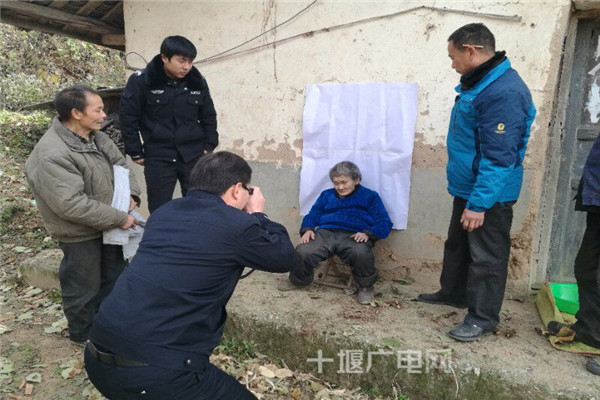 残疾老人不慎丢失身份证 民警上门帮其解难