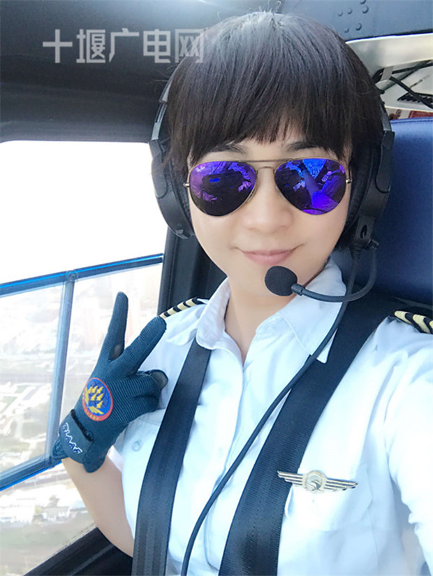 在十堰驾驶直升机的女飞行员竟如此之帅