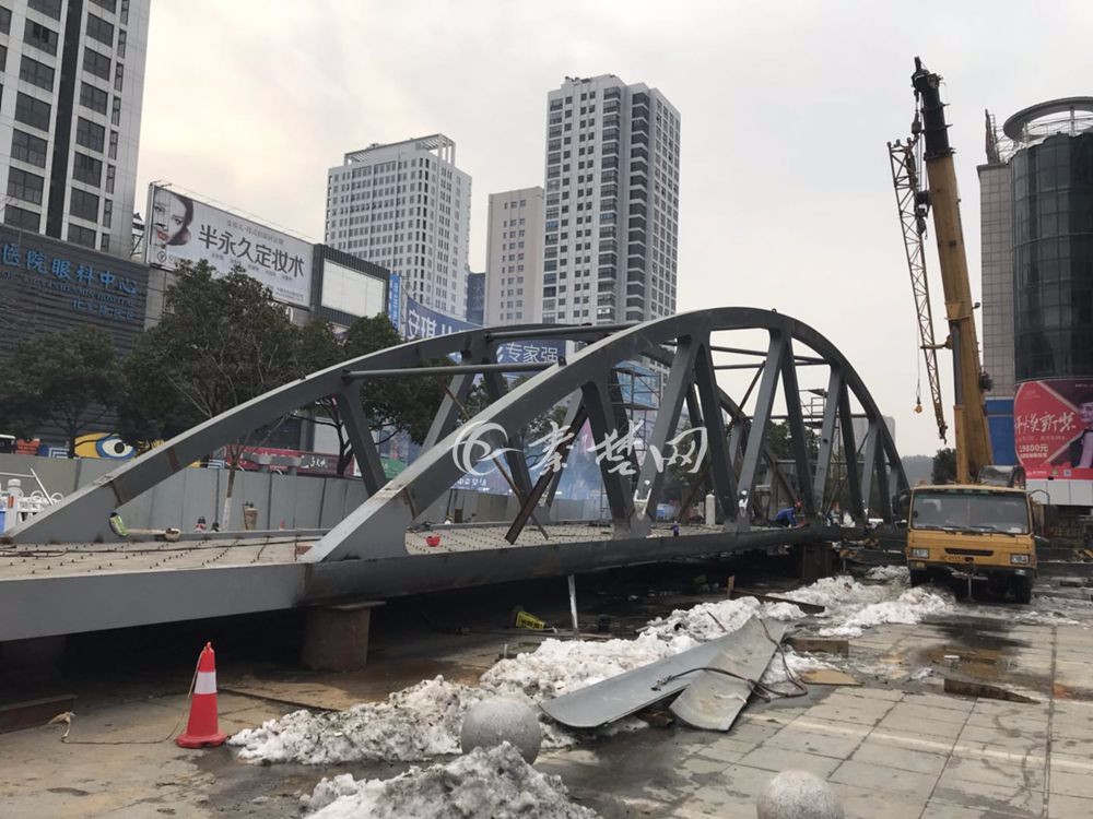 博物馆人行天桥桥墩安装完毕今晚正式架设