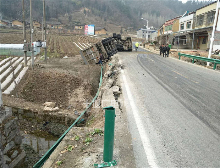 2月25日上午,一司机驾驶重型半挂车,载18吨沙土驶至郧阳区鲍峡镇枧池